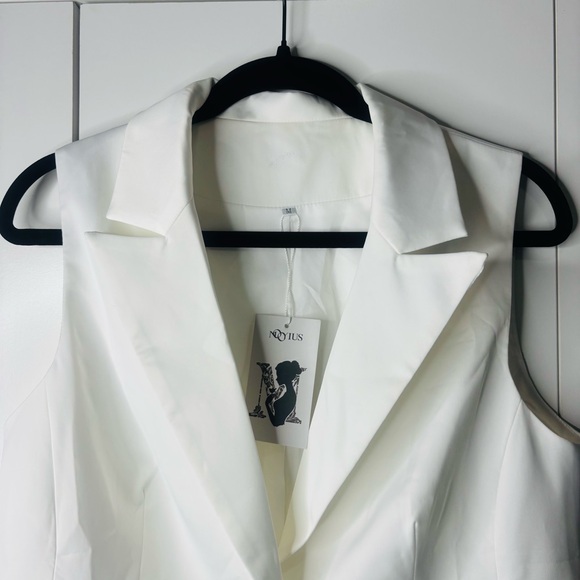 Elegant White Sleeveless Blazer Jumpsuit - Picture 8 of 10